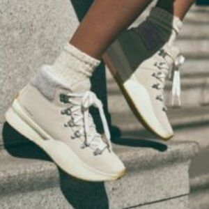 Sorel Womens Out n About III Conquest Boot Chalk / Sea Salt 8.5